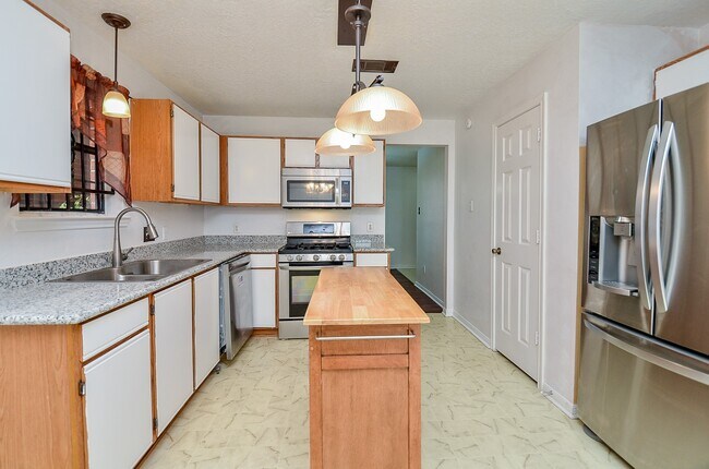 Building Photo - 13837 Purplemartin St