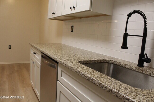 Building Photo - 7 Pine Cluster Cir