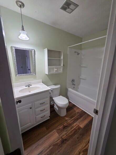 Full Bath - 130 N Mechanic St