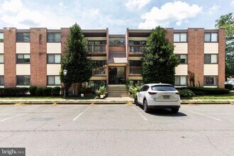 Building Photo - 10725 West Dr