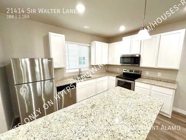 Building Photo - AVAILABLE NOW! Tri-Level 3 Bedroom / 3.5 B...