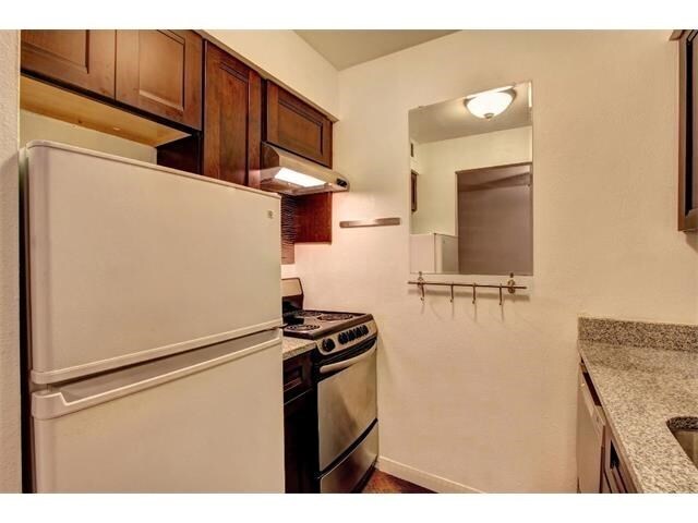 Building Photo - cute 1-1 3rd floor, UT bus across the street nice balcony