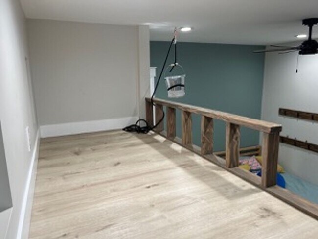 Building Photo - Very Spacious 6 bedroom home with amazing ...