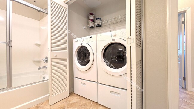 Building Photo - Bright 1 Bed / 1 Bath Condo in Upscale Com...
