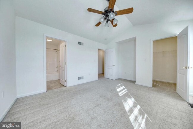 Building Photo - 689 E Walnut St