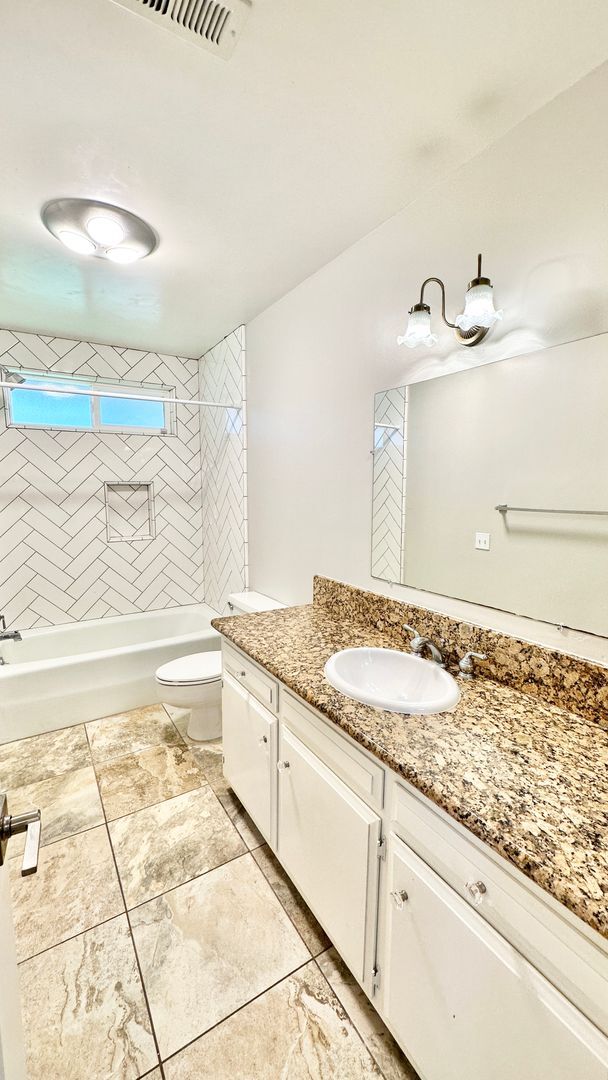 Building Photo - Lovely, Open Floor Plan, Single Story Located in the Desirable Live Oak Estates of Fallbrook!