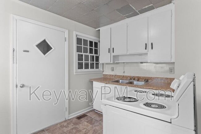 Building Photo - 3137 Lake Forest Dr
