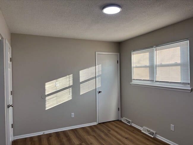 Building Photo - 713 N 6th St