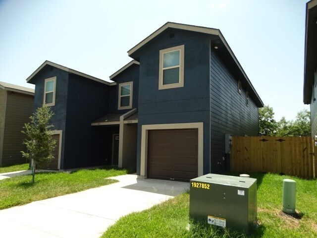 Building Photo - 7010 Lakeview Dr.