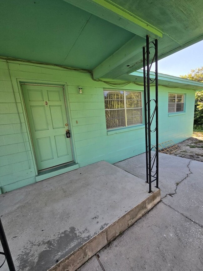 Building Photo - SPACIOUS 2 BEDROOM 1 BATH DUPLEX LOCATED I...