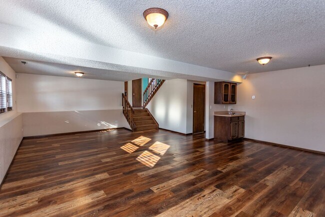 Building Photo - 7673 Safari Cir