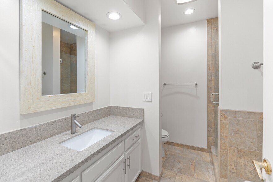 bathroom 1 - 4915 Tyrone Ave