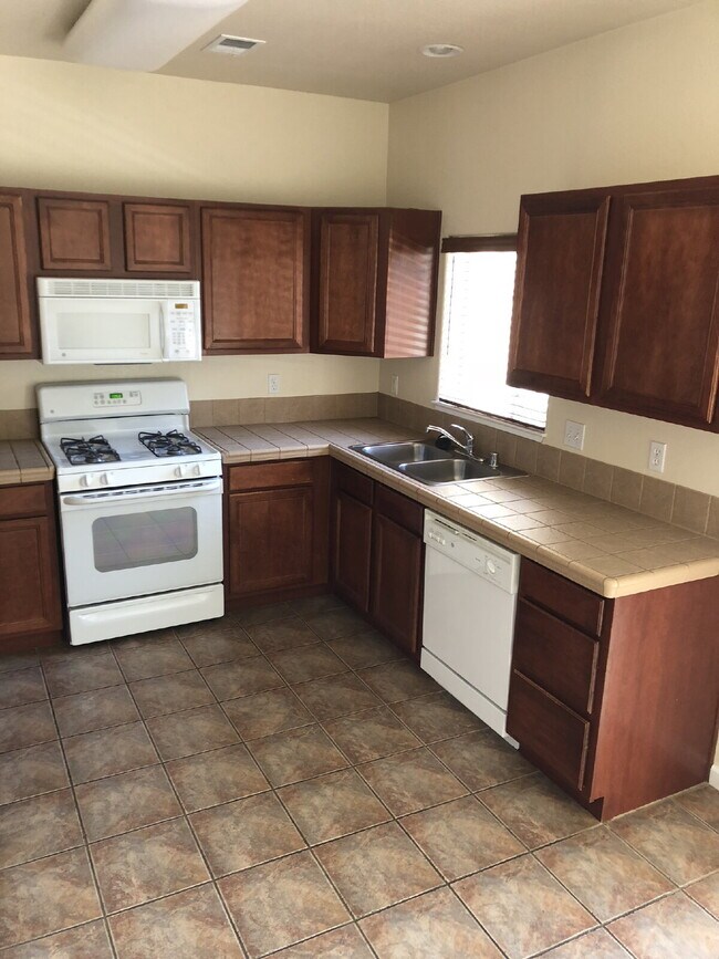 Building Photo - Cute 2 Bedroom 2.5 Bathroom Townhome Close to UNR!