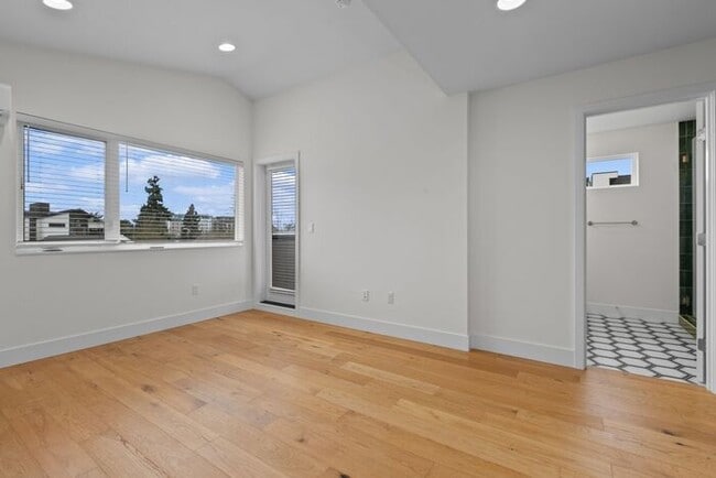 Building Photo - Stunning Modern Air-Conditioned Townhome in Coveted Whittier Heights