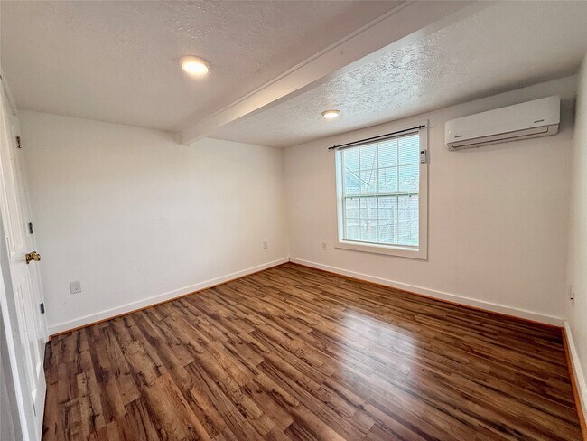 Building Photo - 232 S Tesch St