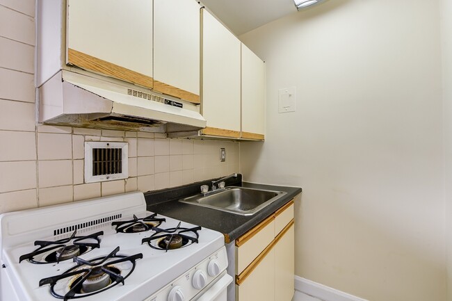 Building Photo - Spacious & Bright Junior One Bedroom at Ri...