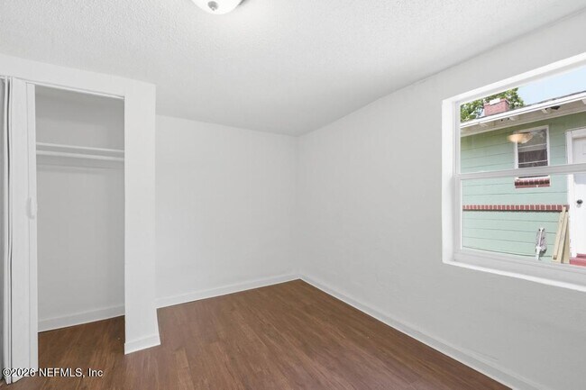Building Photo - 1823 W 44th St