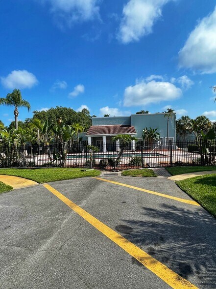Building Photo - 2846 Somerset Park Dr