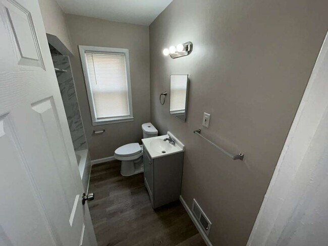 Building Photo - Three Bedroom Bungalow Ready for You