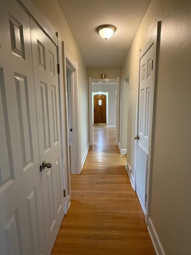Building Photo - House For Lease