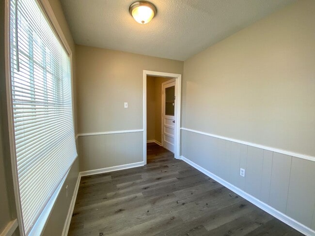 Building Photo - 3 bed, 2 bath home with access to 79 and 40.