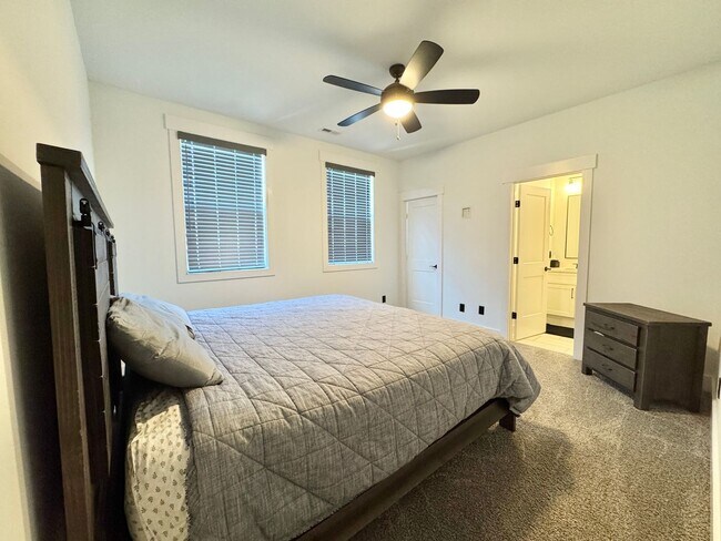 Building Photo - 2 Bed, 2.5 Bath Townhome with 2 Reserved Parking Spots