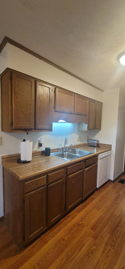 Building Photo - 3 Bedroom, 2 Bath Ranch Home Minutes from Shopping, Eateries, and Restuarants!