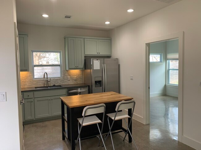 Cozy kitchen area - 1003 Linden St