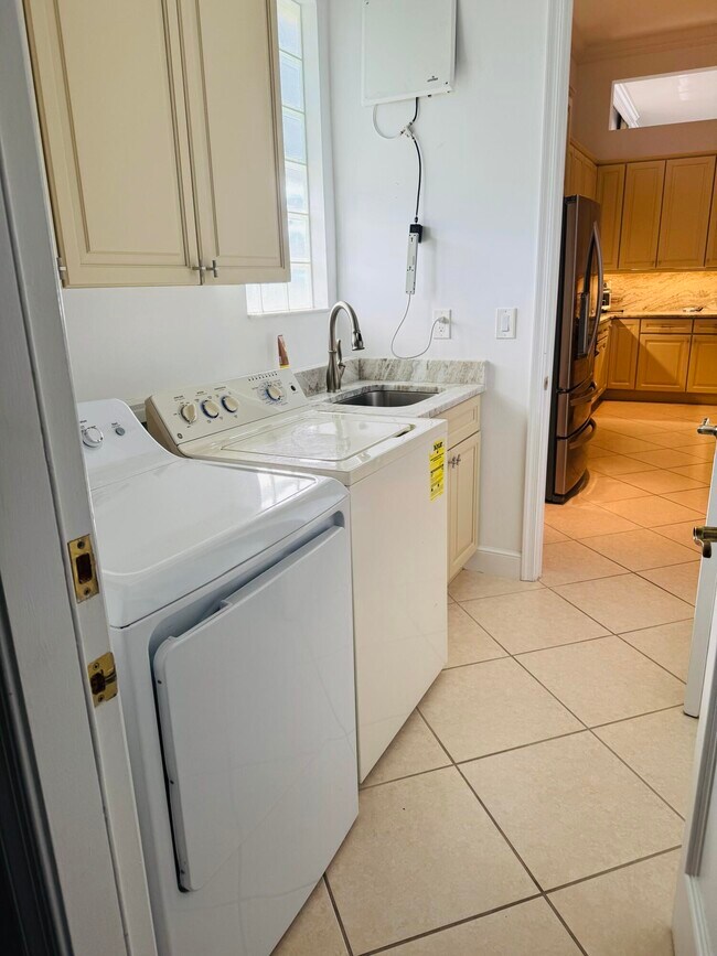 Building Photo - 156 Esperanza Way