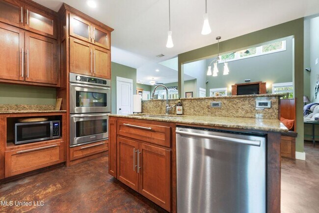Building Photo - Spacious 5 bed, 4 bath home sits right ins...