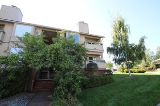 Building Photo - 2 Bed, 2 Bath Furnished or Unfurnished Condo in East Anchorage!