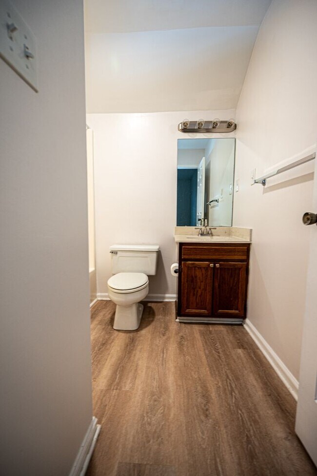 Building Photo - Beautifully Updated 2-Bedroom Condo in Fiv...