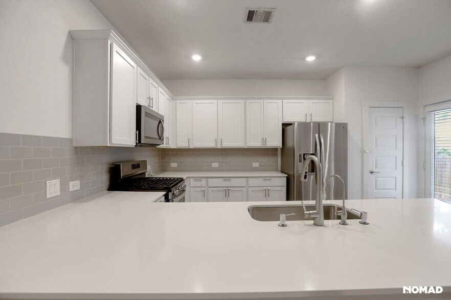 Building Photo - 280 Geminiflora Bend