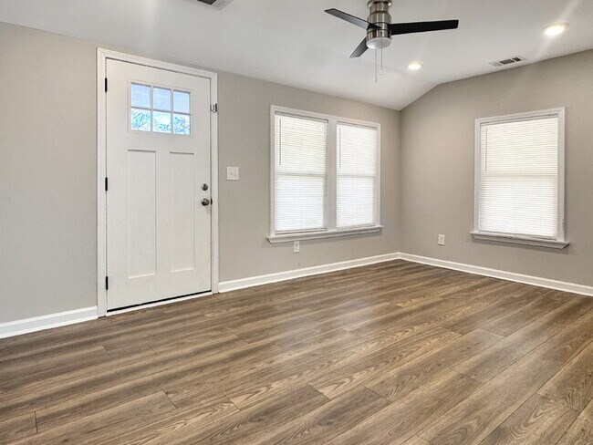 Building Photo - Newly Updated Jefferson Home with Spacious Backyard