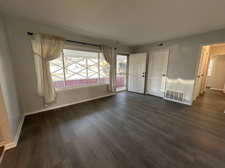 Building Photo - 3009 Greenbelt Dr