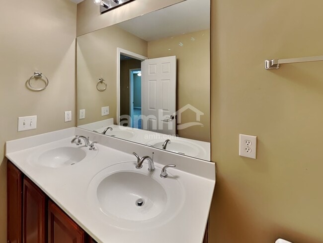 Building Photo - 330 Branch Valley Dr