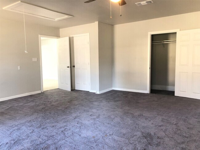 Building Photo - 5005 De Milo Dr