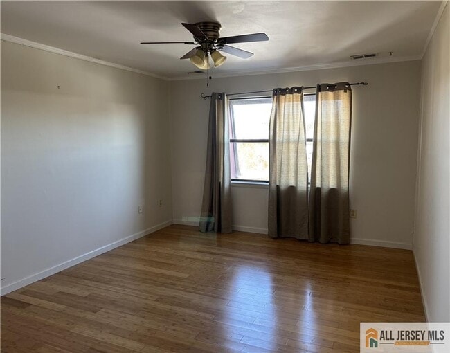 Building Photo - 1212 N Oaks Blvd