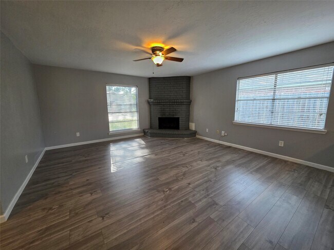 Building Photo - 1015 Western Hills Dr