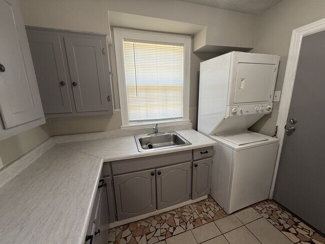 Building Photo - 1621 Glenview Ave