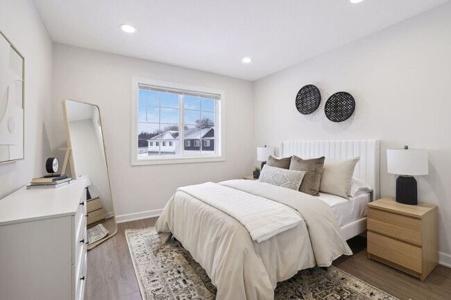 Building Photo - 3 Bedroom Townhome