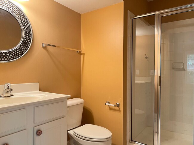 Building Photo - Spacious 3 Bed | 3.5 Bath End Unit Townhom...