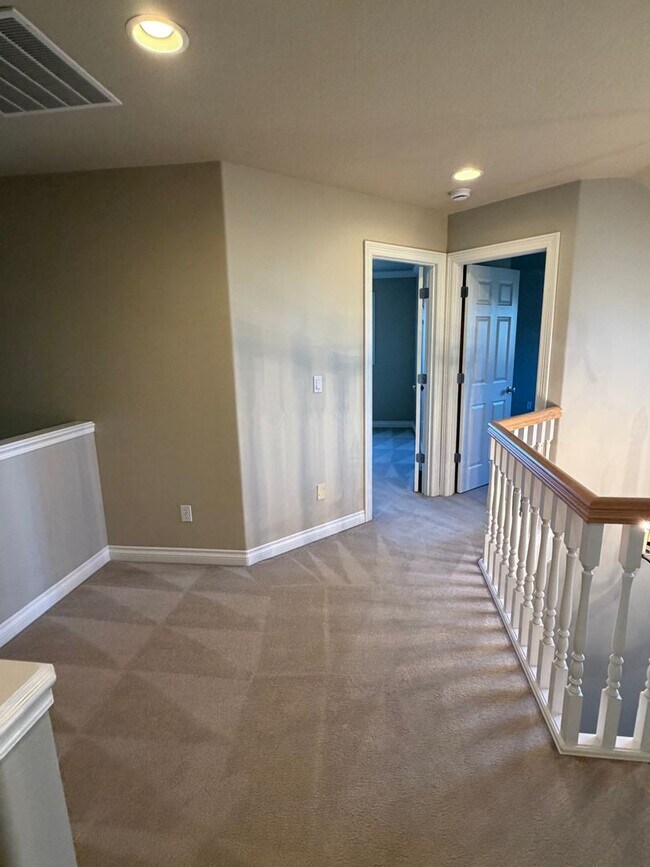 Building Photo - 5 Bedrooms and 2.5 Bathrooms with Views of the Rolling Hills of Corvallis Country Club