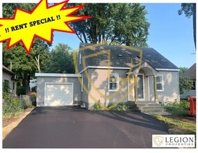Building Photo - **RENT SPECIAL!!** Adorable 3 Bedroom Full...