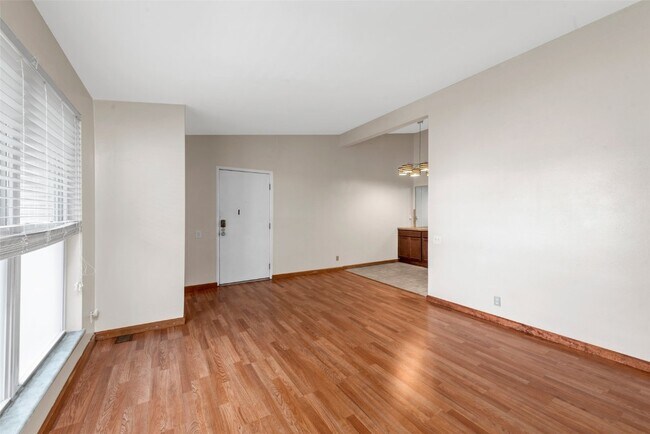 Building Photo - 10421 Briarbend Dr