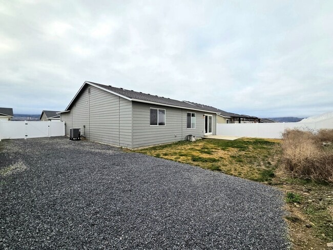 Building Photo - Single Family Home w/ Private Yard + Garage – Available Now!