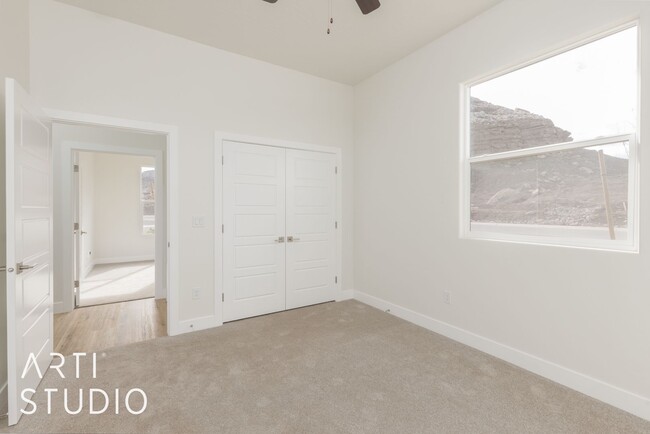 Building Photo - Newer Model Home in Desert Cliffs