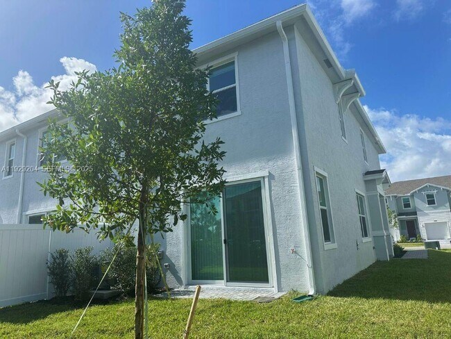 Building Photo - 393 SE Crossoak Ln