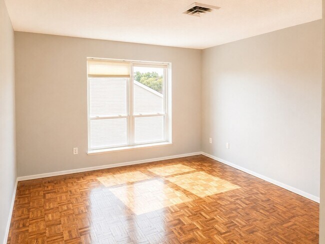 Building Photo - 405 Langley Rd