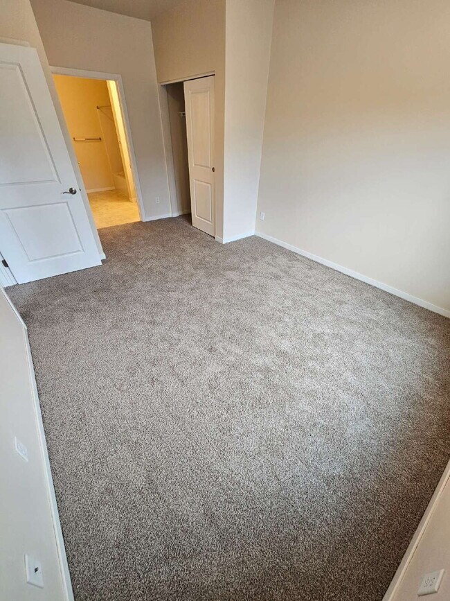 Building Photo - 2 Bedroom | 1 Bathroom 2nd Floor Apartment...